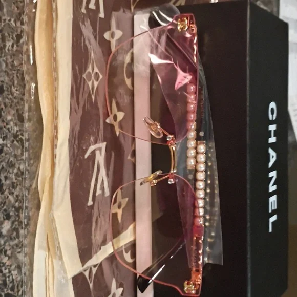 CHANEL Rose-Tinted Sunglasses with Pearl Accent All Inclusive - Picture 3 of 15